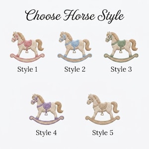 Puede incluir: Cinco dise&ntilde;os de caballitos balanc&iacute;n bordados etiquetados del Style 1 al Style 5. Cada caballo beige presenta una silla y un balanc&iacute;n de diferente color: rosa, azul claro, verde salvia, lavanda y beige. El texto Choose Horse Style est&aacute; arriba.