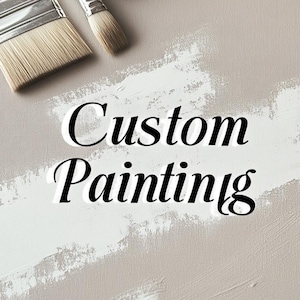 Puede incluir: Dos pinceles y un tubo de pintura sobre una superficie marrón claro con pinceladas de pintura blanca. El texto "Custom Painting" está escrito en negro sobre la pintura blanca.