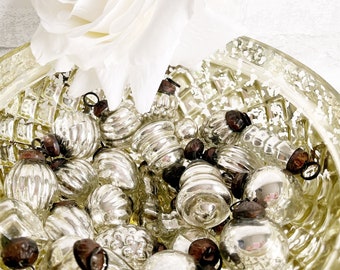 Retro Vintage Stil Merkur Glas Ornamente Ostern Ornamente Shabby Eleganz Chic Knopf Aufhänger Geschenkanhänger Distressed Aged Kitsch MCM Silber