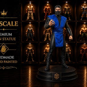 Könnte beinhalten: Eine 1/8-Skala Premium-Harzstatue einer Figur in einem blau-schwarzen Ninja-Outfit mit Maske, die auf einem runden schwarzen Sockel steht. Der Text lautet 1/8 SCALE, PREMIUM RESIN STATUE, HANDMADE & HAND PAINTED und zeigt ein Handsymbol.
