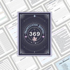 Könnte beinhalten: Ein dunkelblaues Manifestationstagebuch mit dem Text "MANIFESTATION JOURNAL 369" in Weiß und Rosa. Das Tagebuch hat eine Kristallgrafik und ist von Seiten mit Schreibaufforderungen umgeben.