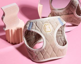Arnés de terciopelo beige para chihuahuas. El accesorio perfecto si buscas un arnés elegante para tu perro pequeño.