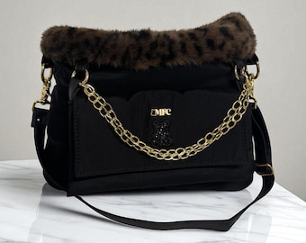Borsa trasportino per cani nera impermeabile, realizzata a mano. La borsa a tracolla personalizzata perfetta per chi ama le borse con stampa leopardata.