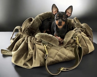 Bolsa para perros de terciopelo caqui. Un elegante transportín para ti y tu perro pequeño. Esta bolsa se convierte en cama.