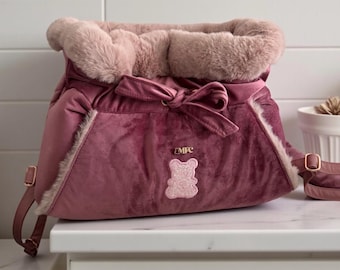 Mochila/transportador para perros pequeños, de terciopelo rosa con forro de piel sintética. Ideal para perros pequeños. Este bolso para perros con forro de piel sintética es un bolso de lujo.