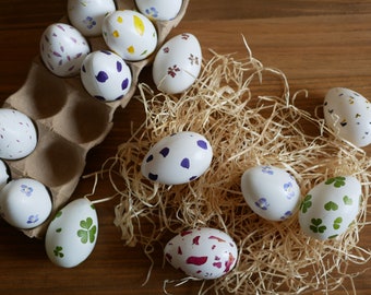 Easter eggs in dried flowers - Table decoration