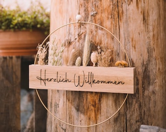 Corona para puerta de entrada con flores secas | Corona decorativa para usar todo el año | Corona de bienvenida grabada | Decoración para puertas de interior y exterior | Personalizable | 25 cm