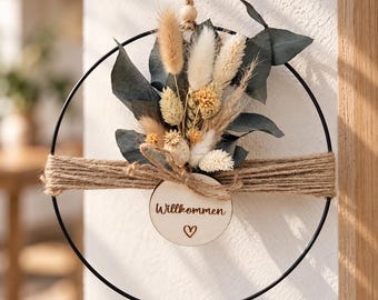 Krans med torkade blommor | Graverad välkomstkrans | Personlig dörrkrans | 25 cm metallring | Dekorativ krans för året runt-bruk | Dörrdekoration inomhus