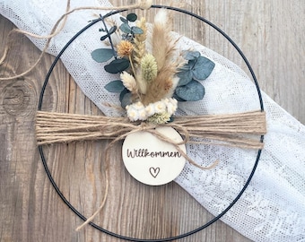 Guirlanda de flores secas | Guirlanda de boas-vindas gravada | Guirlanda personalizada para porta | Aro de metal de 25 cm | Guirlanda decorativa para uso durante todo o ano | Decoração para portas internas