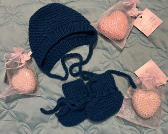 Hat and shoes for newborns