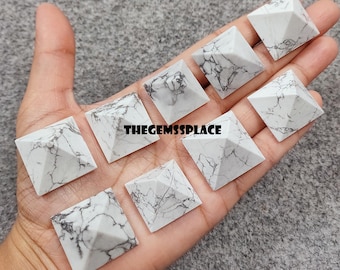 Piramide di Howlite bianca - Energia rilassante - Piramide fatta a mano per decorazioni da tavolo per casa e ufficio, cristalli e pietre curative, fermacarte