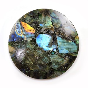 Pode incluir: Uma pedra redonda de labradorita polida e iridescente com um padrão de cor verde escuro, azul e dourado.
