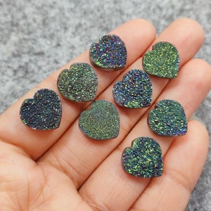 Lote de 8 cabujones druzy recubiertos de titanio, piedra preciosa en forma de corazón de 15 mm, druzy de titanio verde, venta al por mayor, fabricación de joyas