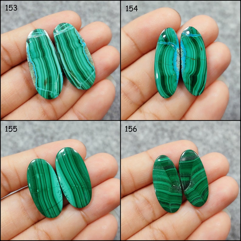 Puede incluir: Cuatro pares de cabujones de malaquita de forma ovalada, cada par es de un tono de verde diferente con un patr&oacute;n &uacute;nico. Los cabujones miden aproximadamente 2,5 cm de largo y 1,25 cm de ancho.