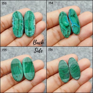 Puede incluir: Dos cabujones ovalados de malaquita verde con un patr&oacute;n de remolino. Las piedras miden aproximadamente 2,5 cm de largo y 1,25 cm de ancho.