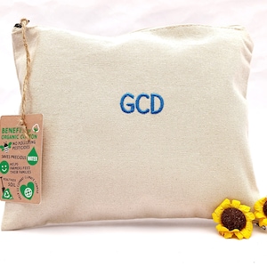 Personalisierte Anfangsbaumwollcanvas-Beutel. Monogrammierte Projekttasche. Personalisierte bestickte Schminktasche. Geschenkbeutel aus Baumwolle mit Reißverschluss.