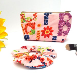 Damen Blumen Brief Print Make-up Tasche. Damen handgemachte Kosmetiktasche/Scrunchy Set. Hübsche Kulturtasche mit Reißverschluss aus Baumwolle. Mädchen Rosa gefütterte Tasche