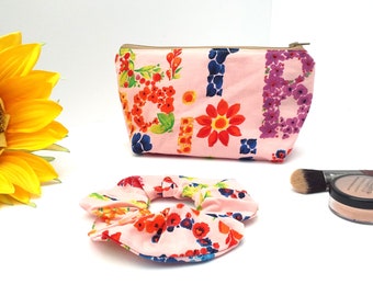 Conjunto de neceser y coletero hechos a mano para mujer. Neceser con estampado floral y letras. Bonito neceser de algodón con cremallera. Regalo ideal para viajes.