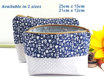 Neceser elegante en azul marino y gris. Estuche de cosméticos artesanal para mujer. Neceser con cremallera, forrado e impermeable. Bolsa de algodón con estampado floral.