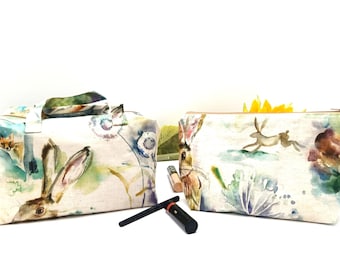 Conjunto de 2 neceseres artesanales. Neceser de algodón con estampado de liebre en el bosque. Bolsa con forro impermeable en tonos pastel. Un regalo original.