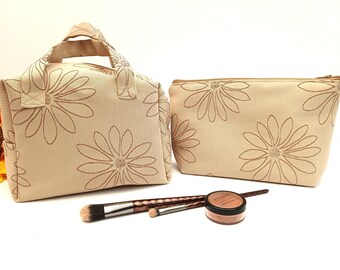 Set de regalo de cosméticos artesanal para mujer. Neceser de tela con imagen de margarita. Neceser con cremallera para mujer. Neceseres impermeables con forro. Ideal para regalar.