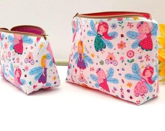 Neceser de maquillaje artesanal con estampado de hadas, forrado en algodón rosa. Estuche con cremallera para mujer, inspirado en cuentos de hadas. Un regalo divertido hecho en el Reino Unido.