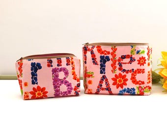 Set de maquillaje para mujer hecho a mano con letras florales. Precioso neceser de algodón con cremallera. Neceser rosa para mujer. Neceser a juego para niña.