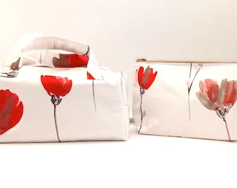 Elegante set de neceser artesanal. Neceser de algodón satinado con forro resistente al agua y fácil de limpiar. Estuche rojo con cremallera y estampado floral. Regalo hecho en el Reino Unido.