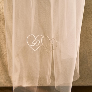 Velo de novia bordado personalizado: Velo de novia con inicial personalizada