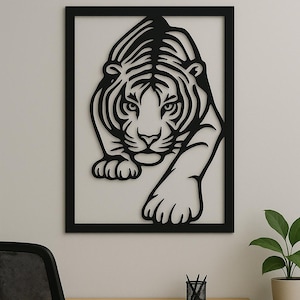 Puede incluir: Arte de pared de tigre de metal negro en un marco rectangular. El tigre se representa en una pose de acecho, con rayas y rasgos faciales detallados. Texto en la parte inferior: AI - DXF - CDR - PDF.