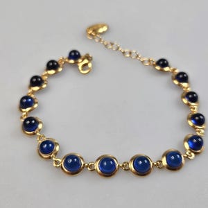 Handgjort armband i blått baltiskt bärnsten, förgyllt sterlingsilver