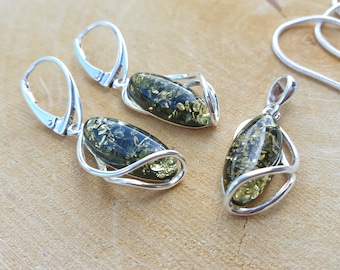 Groene oorbellen en hanger van Baltisch barnsteen, sterlingzilver