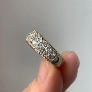 Anillo ancho de moissanita pavé de oro de 14 quilates hecho a mano: joyería de aniversario