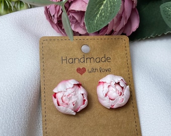 Realistische Pfingstrose Ohrstecker, weiß rote Blume Ohrstecker, handgemachter Schmuck aus Polymer Clay, Ohrclips Option, elegantes Geschenk für sie