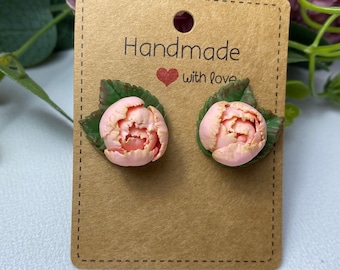 Peony oorbellen kleine lichtroze pioenrozen Stud Oorbellen Peony clip-on oorbellen bloem hengsten handgemaakte polymeer klei sieraden cadeau idee voor haar