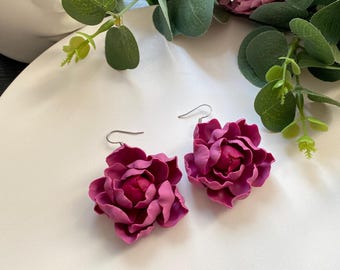 Pendientes colgantes de peonía magenta, pendientes de clip de color rosa burdeos hechos a mano, joyería floral de arcilla polimérica, un elegante y ligero regalo floral para ella.
