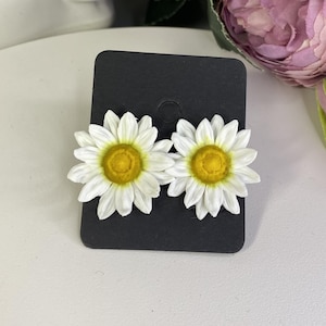Handmade Daisy Stud Earrings, Bridal Floral Jewelry, White Flower Wedding Clip-On Earrings, Cute Botanical Statement Jewelry, Gift for Her