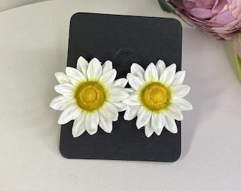 Handmade Daisy Stud Earrings, Bridal Floral Jewelry, White Flower Wedding Clip-On Earrings, Cute Botanical Statement Jewelry, Gift for Her