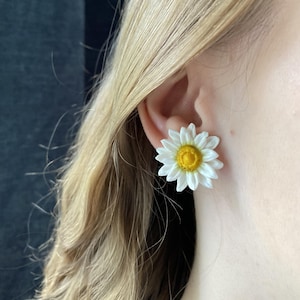 Madeliefje-oorknopjes, handgemaakte bloemensieraden van polymeerklei