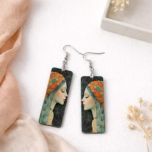 Brincos Art Nouveau em estilo Gustav Klimt com retrato de mulher, formato retangular, estilo pendente.