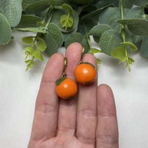Pendientes de mandarina naranja, arcilla polimérica, joyería de frutas, pendientes de clip, cítricos de verano, colgantes, jardín hecho a mano, idea de regalo para ella, lindo accesorio.