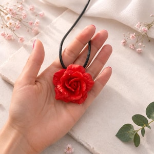Realistische rode rozenhanger, handgemaakte bloemenketting van polymeerklei, opvallend bloemsieraad, elegant romantisch cadeau voor haar.