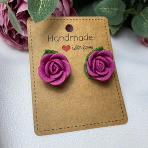Orecchini a bottone rosa magenta, orecchini floreali fatti a mano in argilla polimerica, orecchini a clip rosa intenso, regalo di gioielli romantici per lei