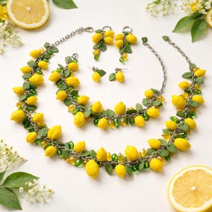 Set di gioielli a forma di limone, collana, bracciale e orecchini in argilla polimerica, regalo estivo con frutta, per lei, gioielli a base di agrumi gialli, fatti a mano in stile italiano.