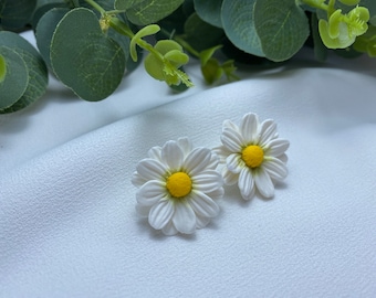 Puces d'oreilles marguerites Petites fleurs blanches Boucles d'oreilles clip camomille réalistes Boucles d'oreilles faites main en argile marguerites Idée cadeau bijoux pour elle