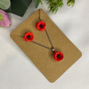 Set di gioielli con papaveri fatti a mano, graziosa collana floreale rossa e orecchini a bottone, delicati fiori in pasta polimerica, set di gioielli romantici e unici per lei