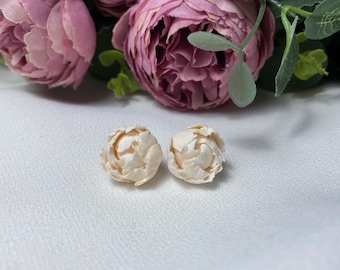 Creme Pfingstrose Ohrstecker, Elfenbein Blumen Schmuck, Ohrclips aus Polymer Clay, Elegantes Blumen Schmuck Geschenk für Sie