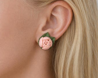 Brincos de peônia rosa feitos à mão, joias florais em argila polimérica, brincos botânicos.