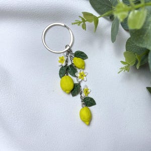 Lemon Keychain Polymer Clay, Handmade Citrus Fruit Key Ring with Flowers, Realistic Lemon Charm, Summer Gift for Her, Cute Bag Accessory