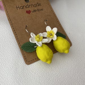 Zitronen Blume Ohrringe, Handgemachter Sommer Schmuck, Süße Zitrus Baumeln, Gelbe Früchte Polymer Clay Ohrclips, Einzigartige Geschenkidee Für Sie